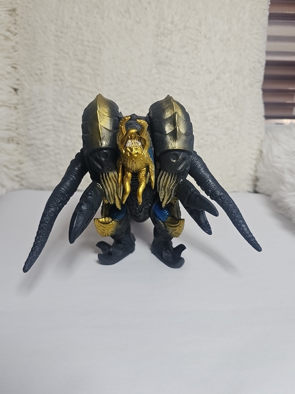 Ultraman Ultra Monster DX Megalozoa/Megalathor 2nd Form Kaiju Bandai Gold Head